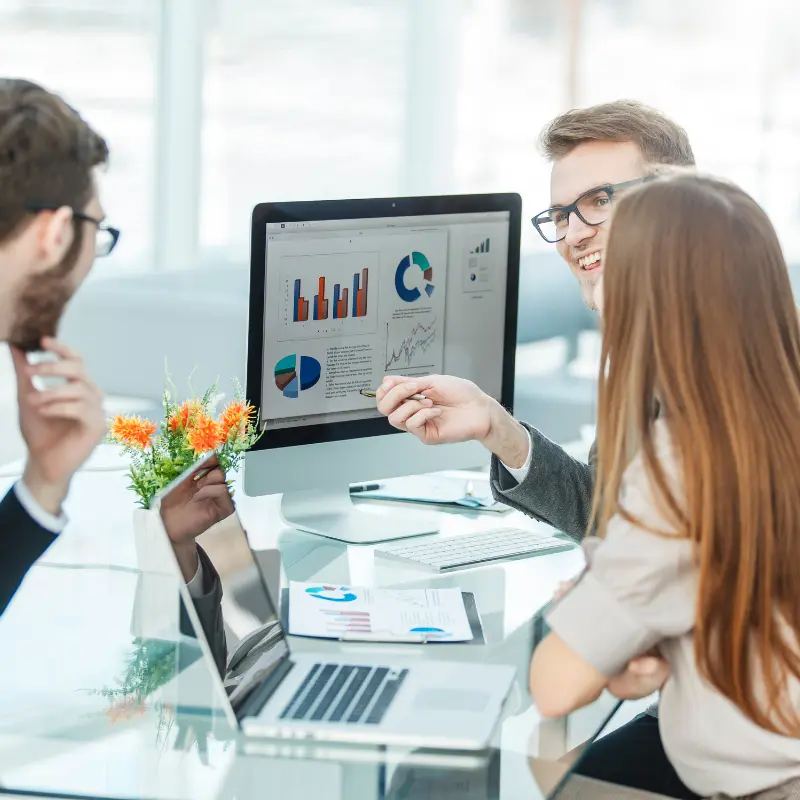 Equipe de marketing digital trabalhando em conjunto - Prime Tecnologias